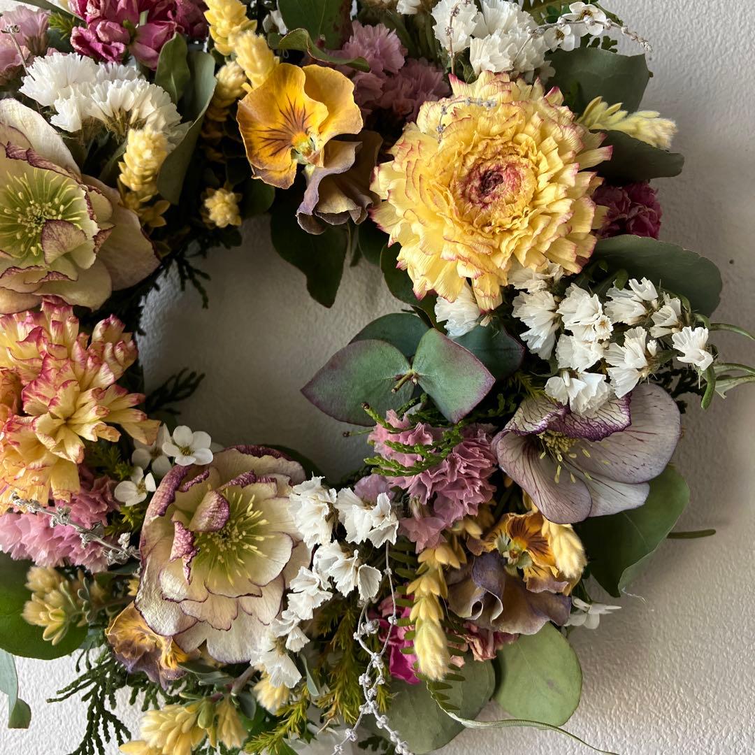 クリスマスローズとラナンキュラスの春のお花リース　ビオラ　ユキヤナギ　母の日