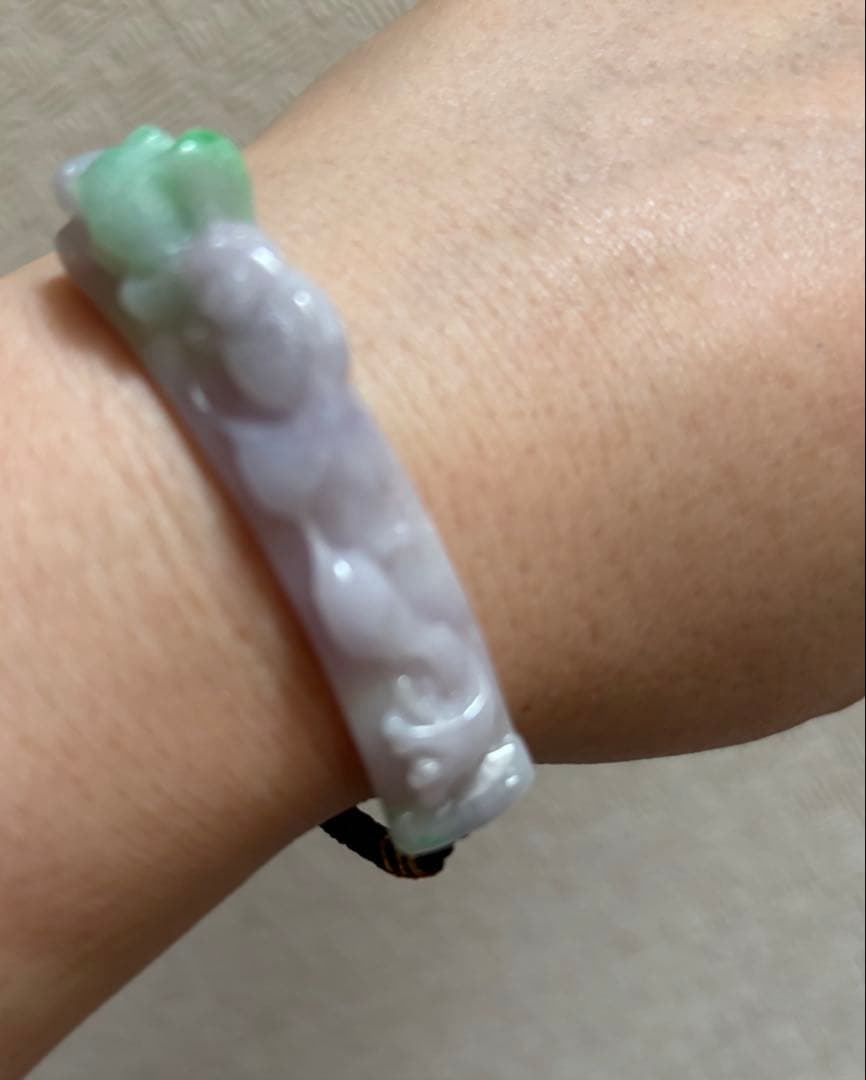 天然翡翠保証　手彫り　一点物