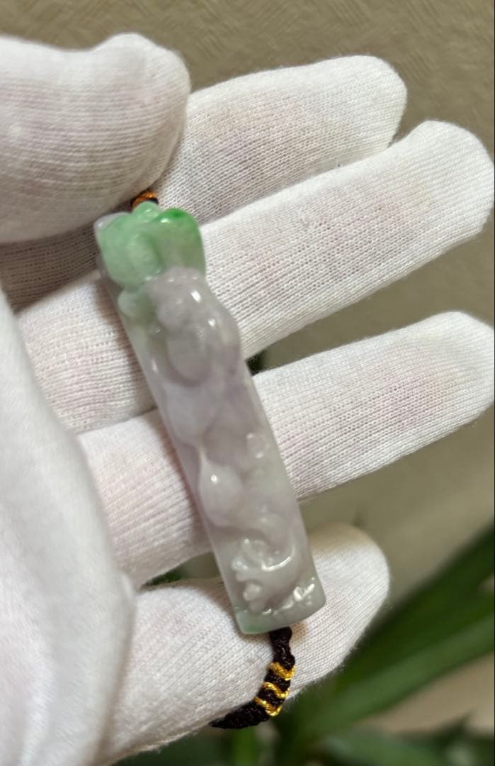 天然翡翠保証　手彫り　一点物