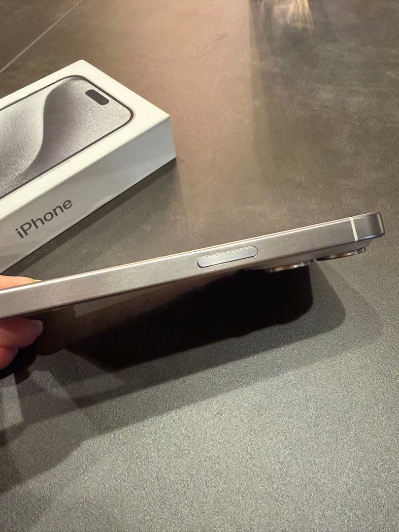 Apple iPhone 15 Pro 256GB ホワイトチタニウム　本体