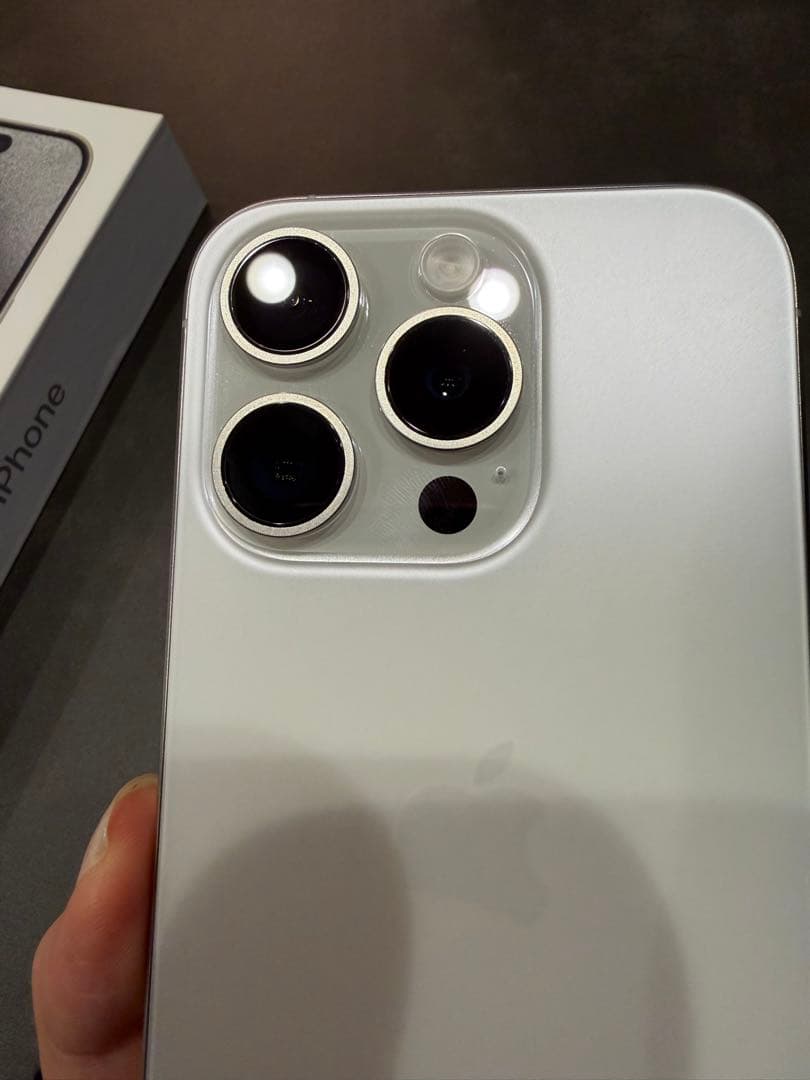 Apple iPhone 15 Pro 256GB ホワイトチタニウム　本体