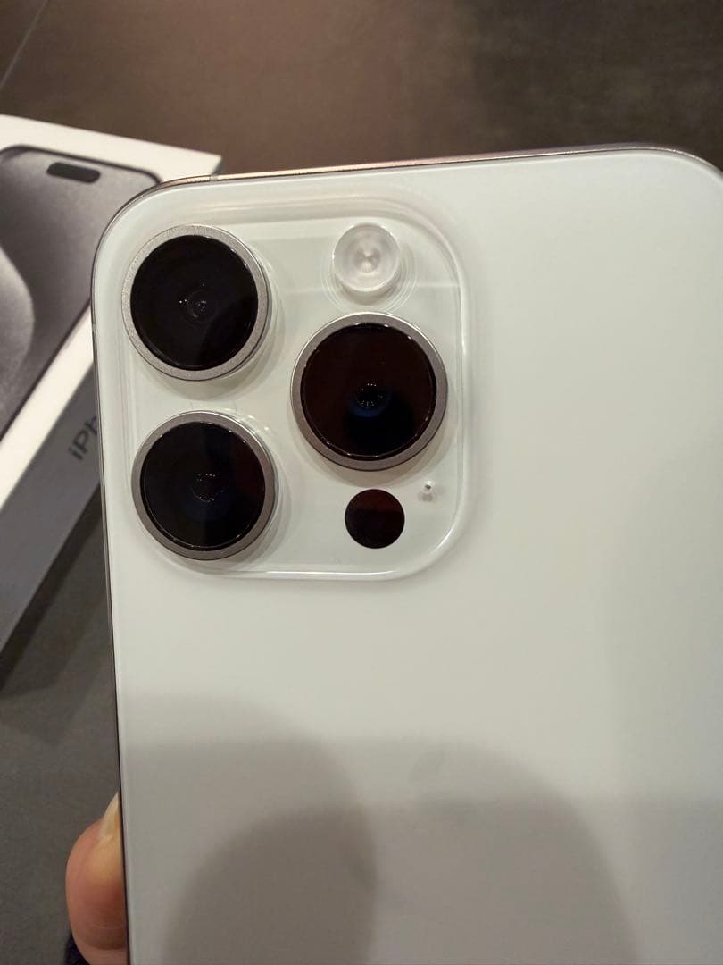 Apple iPhone 15 Pro 256GB ホワイトチタニウム　本体