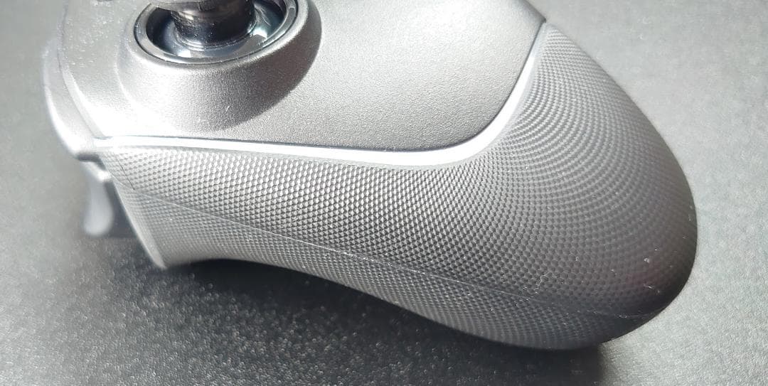 Razer Wolverine V2 Chroma コントローラー