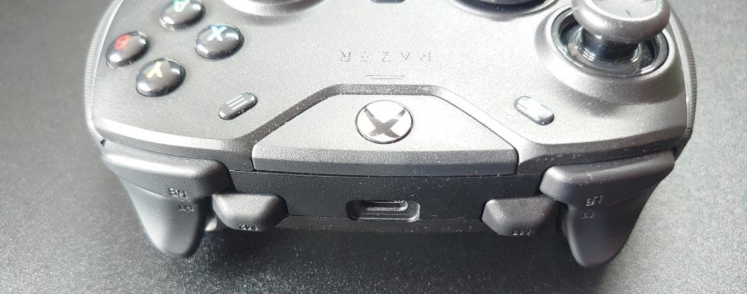 Razer Wolverine V2 Chroma コントローラー