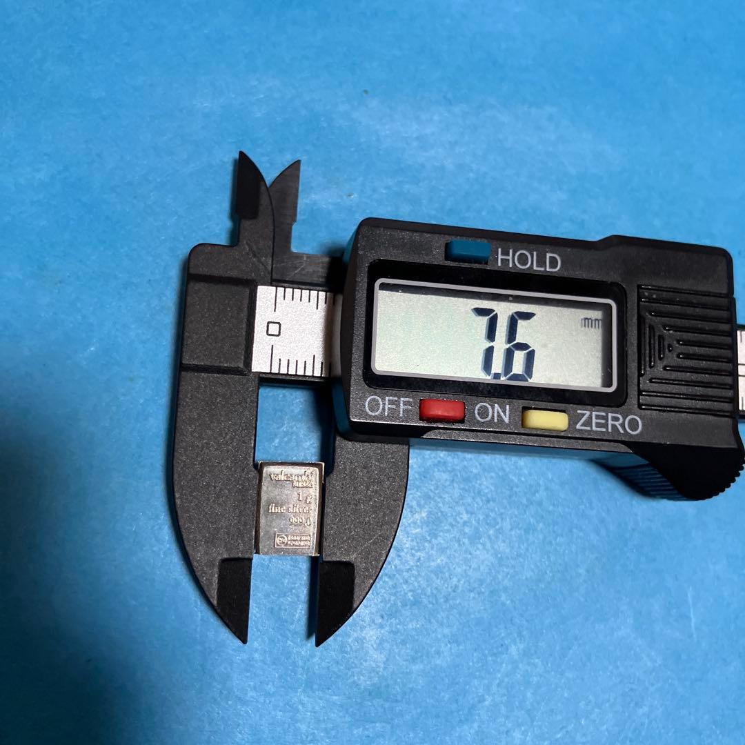 銀インゴット1点純銀メダル2点銅年銘板1点