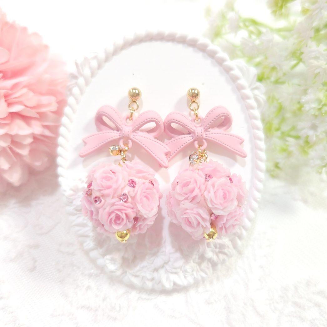 春カラー♡桜ピンク♡大ぶりステッチリボンと薔薇ボールの立体ピアス♡