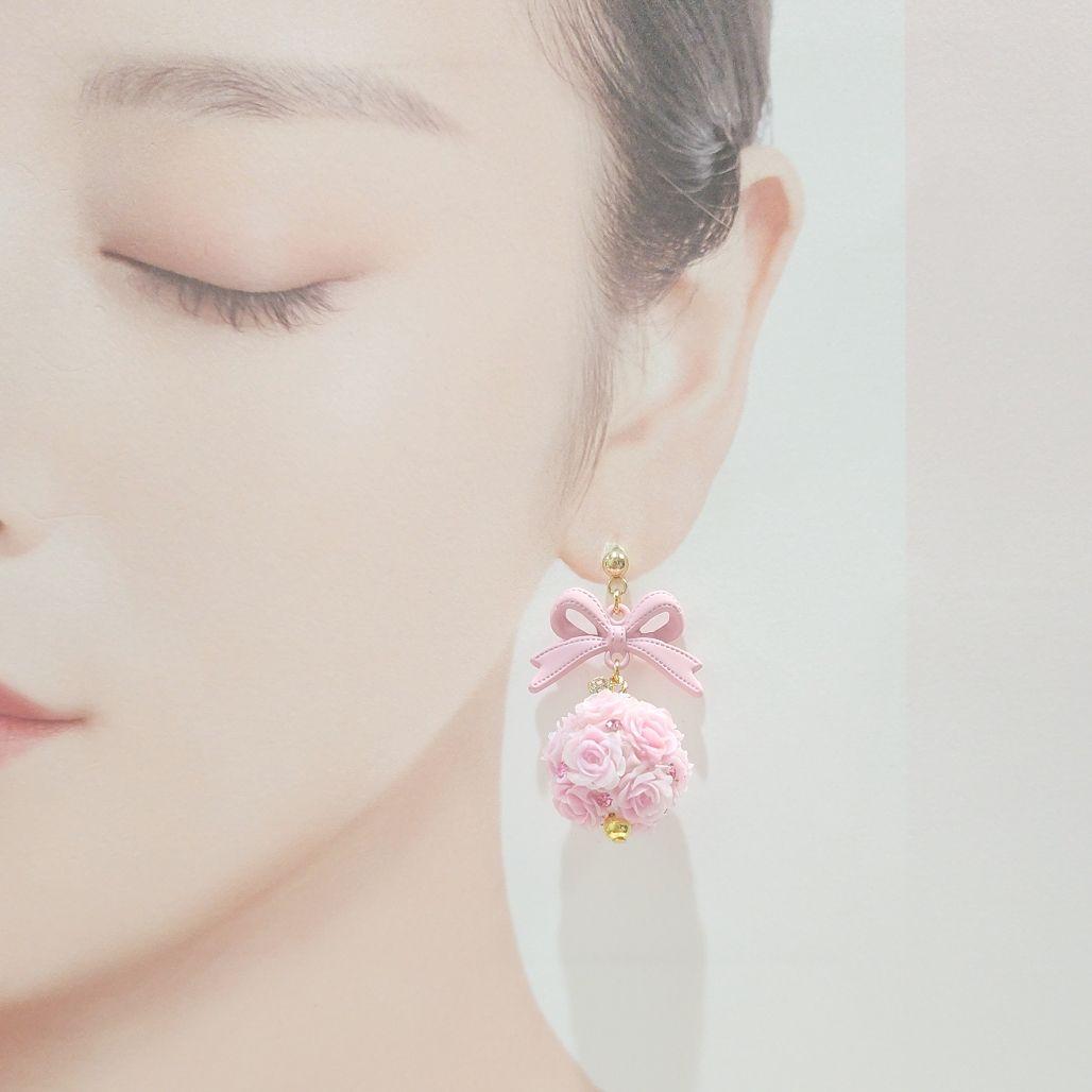 春カラー♡桜ピンク♡大ぶりステッチリボンと薔薇ボールの立体ピアス♡