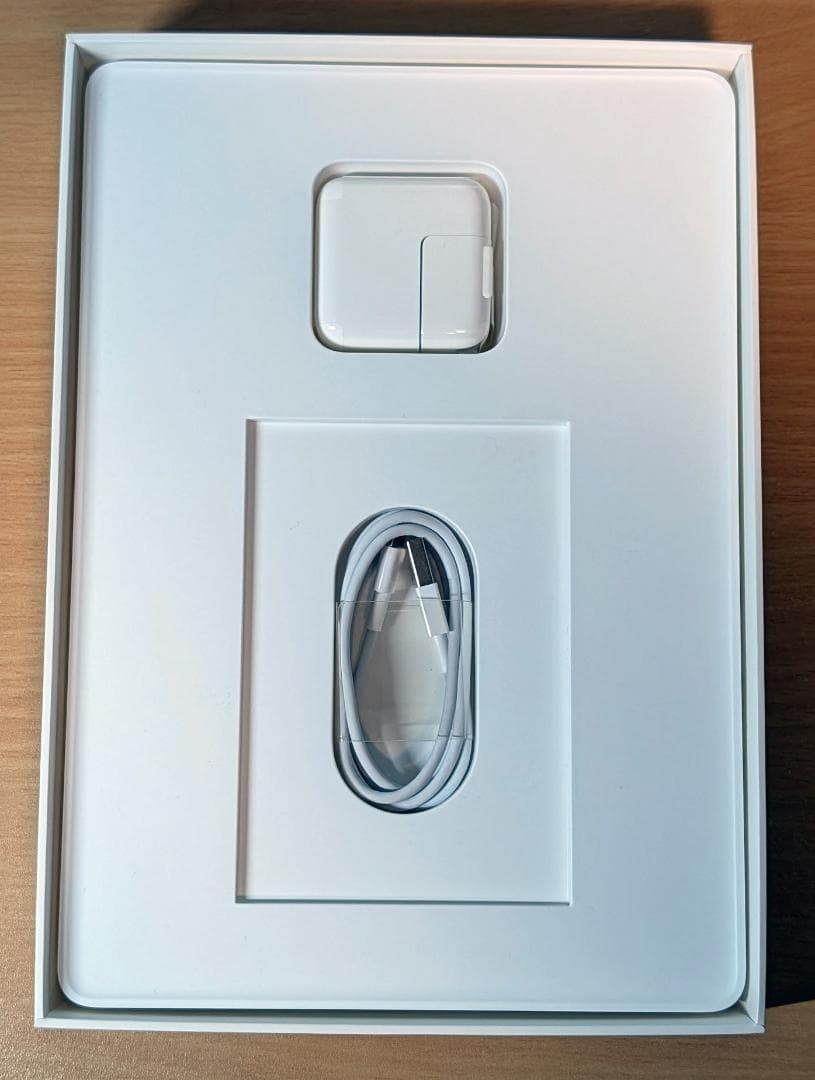 美品★iPad Air 128GB ME898J/A WiFi 純正ケース付き