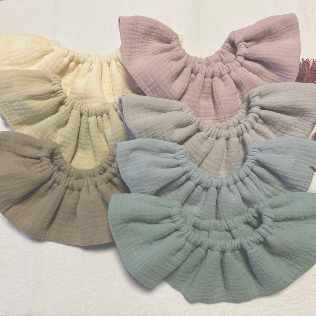 2453 ハンドメイドスタイ　お名前刺繍　名入れスタイ　フリル　ベビースタイ