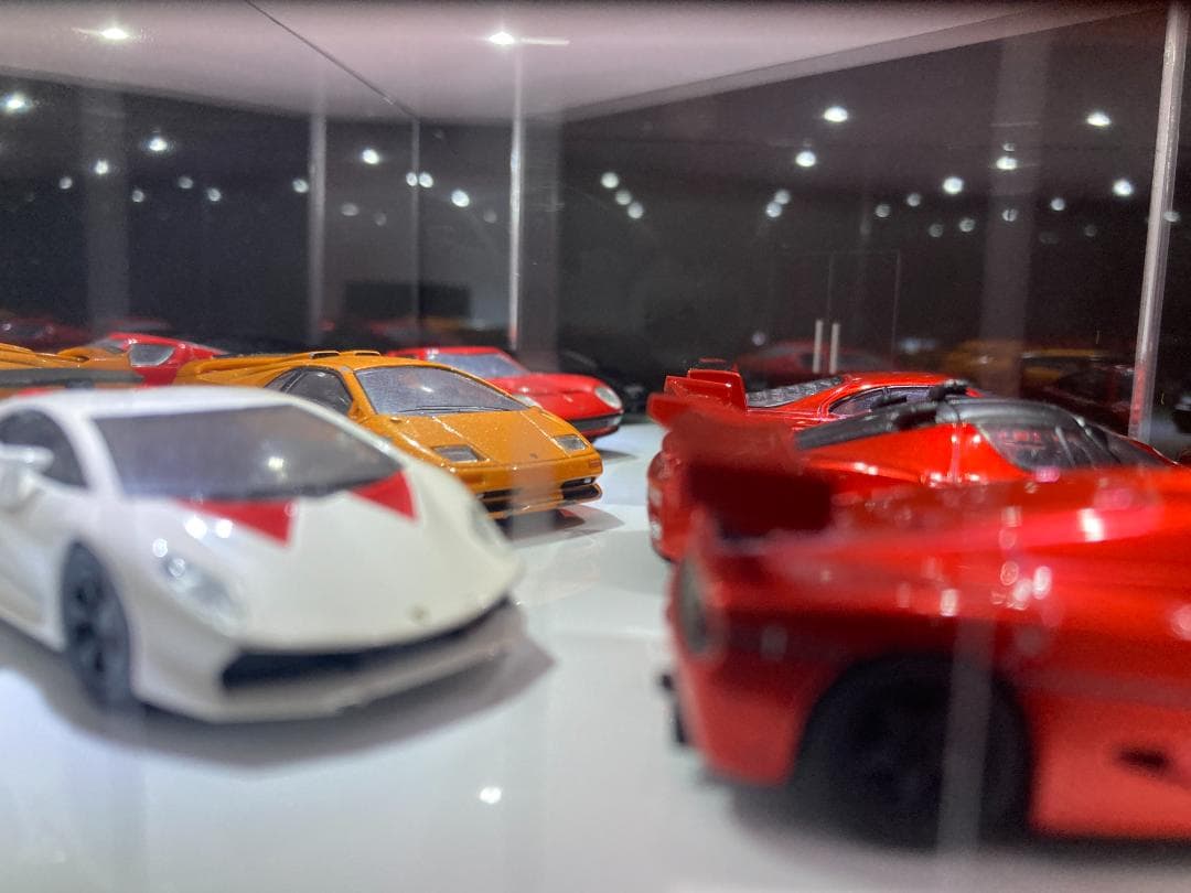 ミニカー専用ジオラマ：1/64 カーディーラーⅥ（光沢カーボン）NEWモデル！