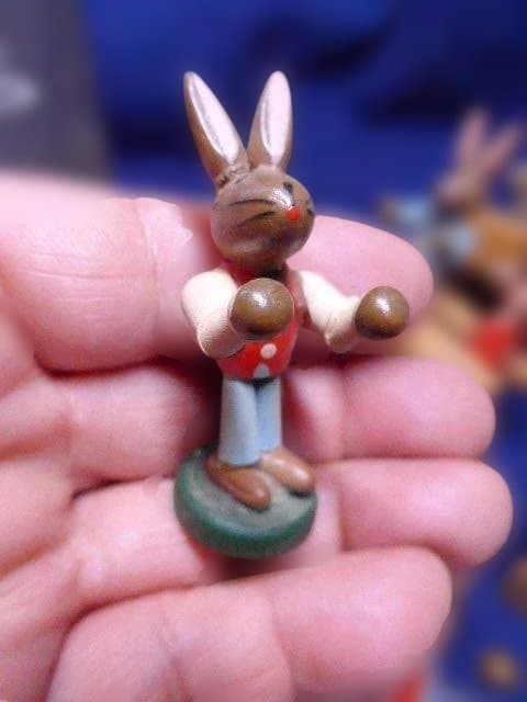 ヴィンテージ・ドイツ　エルツ山地の木製のウサギの学校／バニースクールセットです