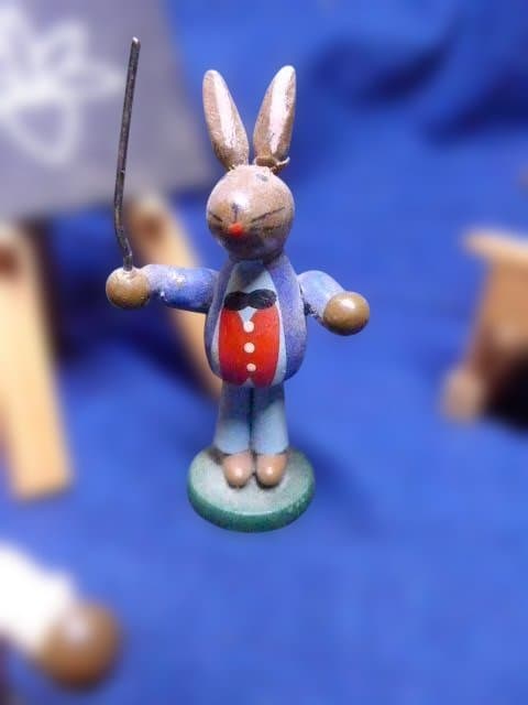 ヴィンテージ・ドイツ　エルツ山地の木製のウサギの学校／バニースクールセットです