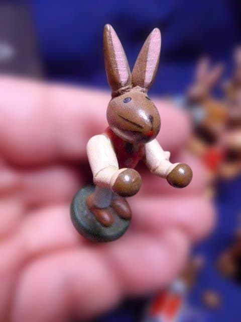 ヴィンテージ・ドイツ　エルツ山地の木製のウサギの学校／バニースクールセットです