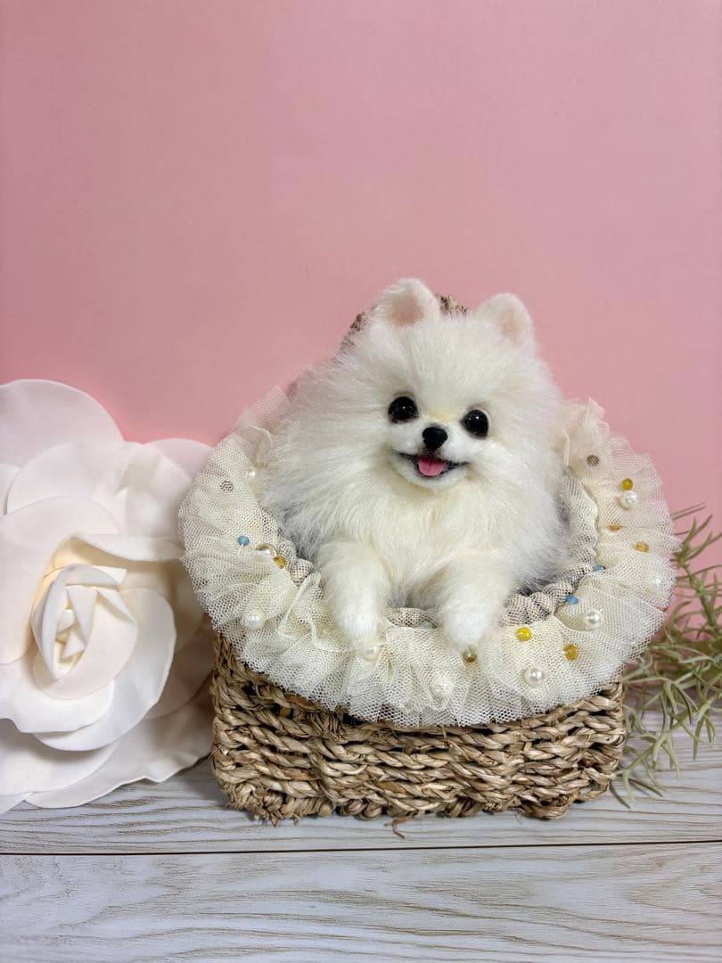 羊毛犬　羊毛フェルト　にこにこポメラニアンのフリルビジューバスケット