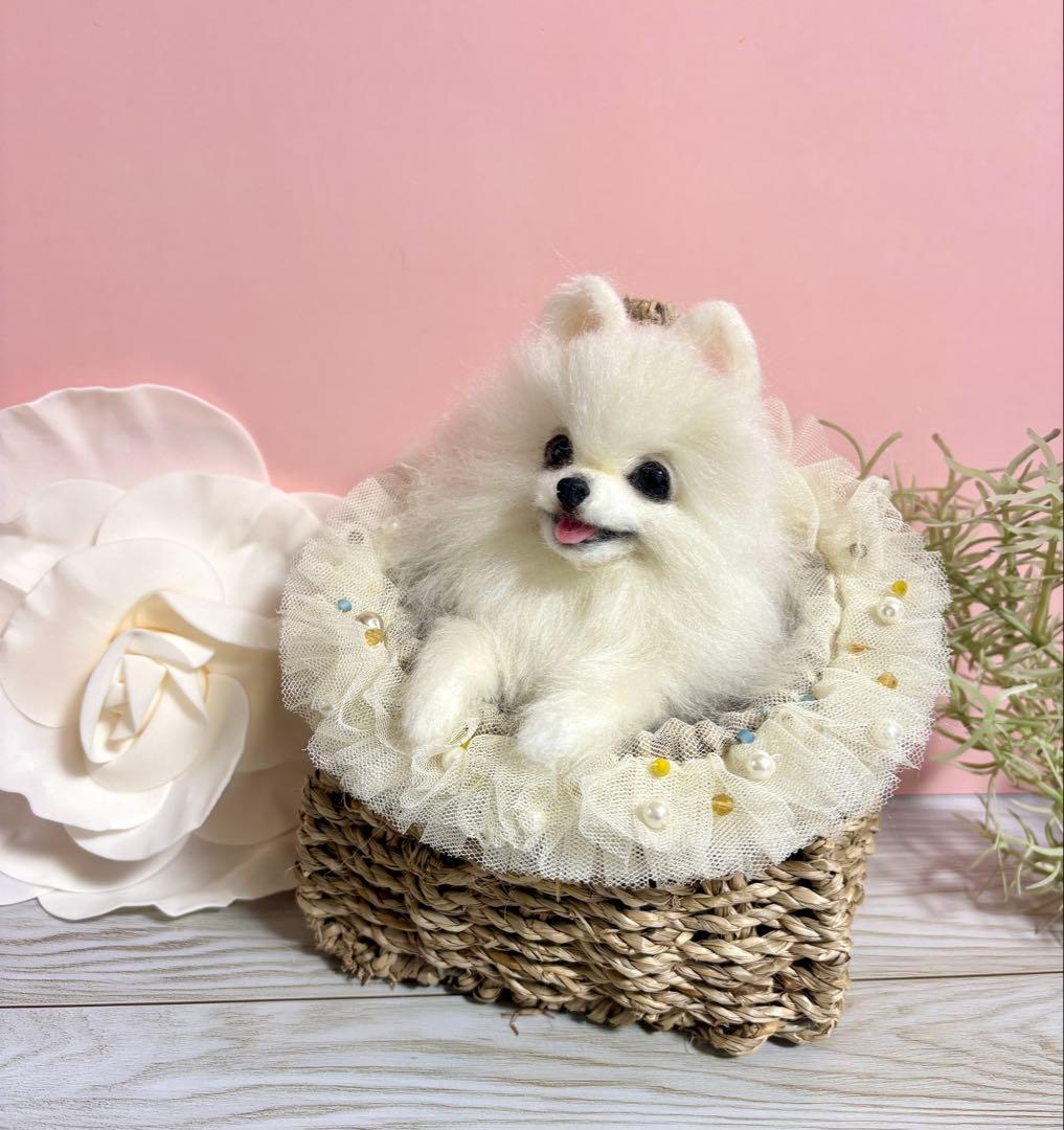 羊毛犬　羊毛フェルト　にこにこポメラニアンのフリルビジューバスケット