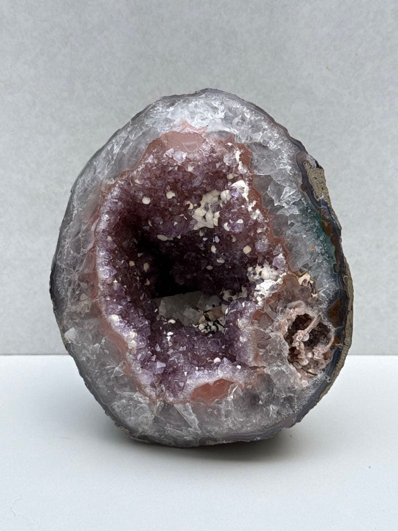 2kg 見どころ満載な ピンクアメジスト ドーム ジオード 天然石　台座付