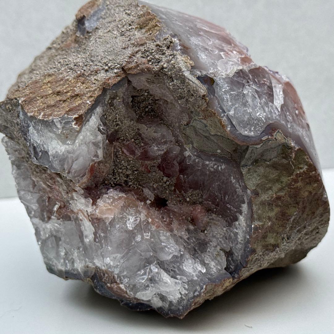 2kg 見どころ満載な ピンクアメジスト ドーム ジオード 天然石　台座付