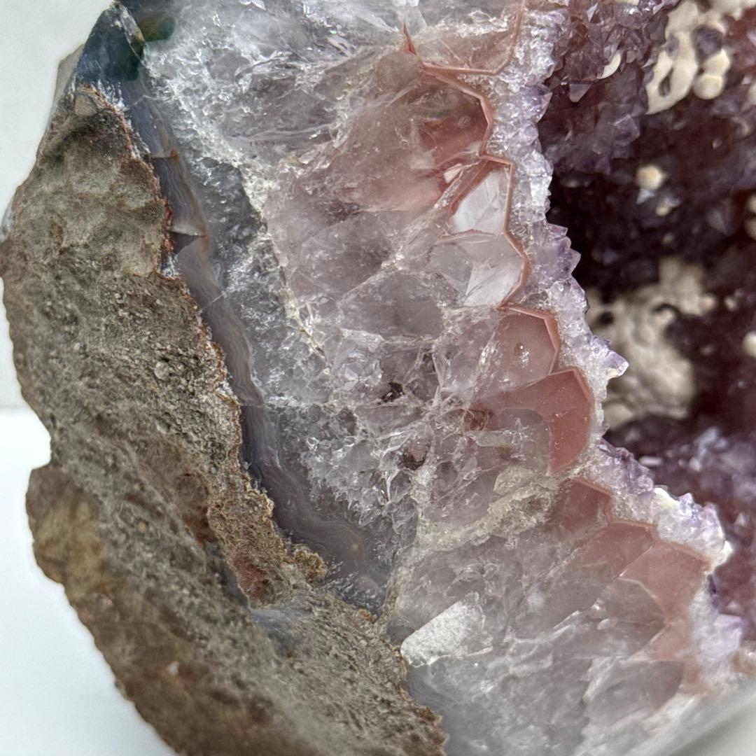 2kg 見どころ満載な ピンクアメジスト ドーム ジオード 天然石　台座付