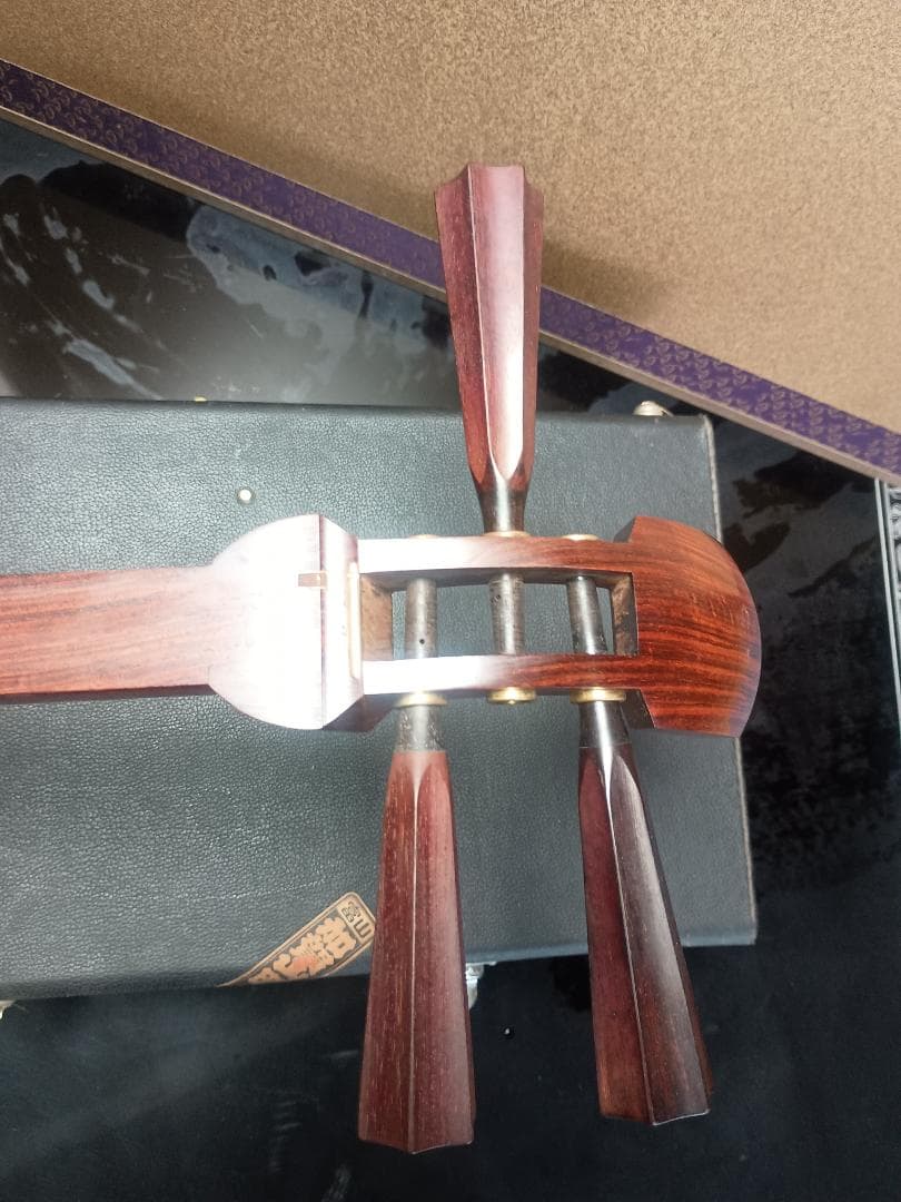 津軽三味線　太棹　ハードケース■撥付き　子持ちすだれ彫り