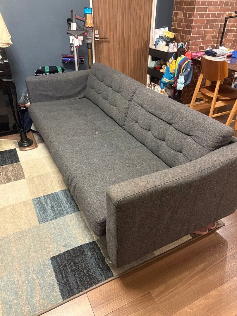 IKEAグレー 3人掛けソファ ボタン付きクッション
