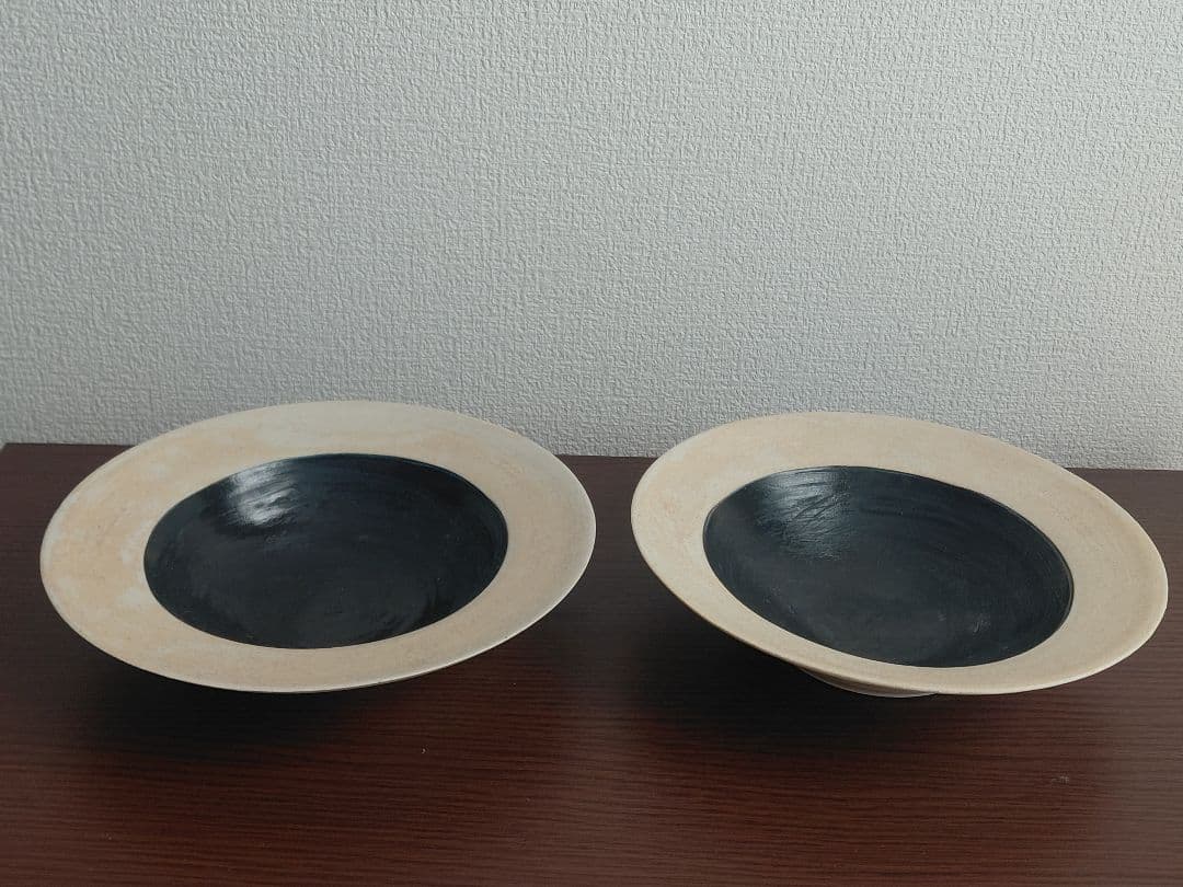 杉田真紀さん 黒とベージュの陶器製 深皿2枚セット