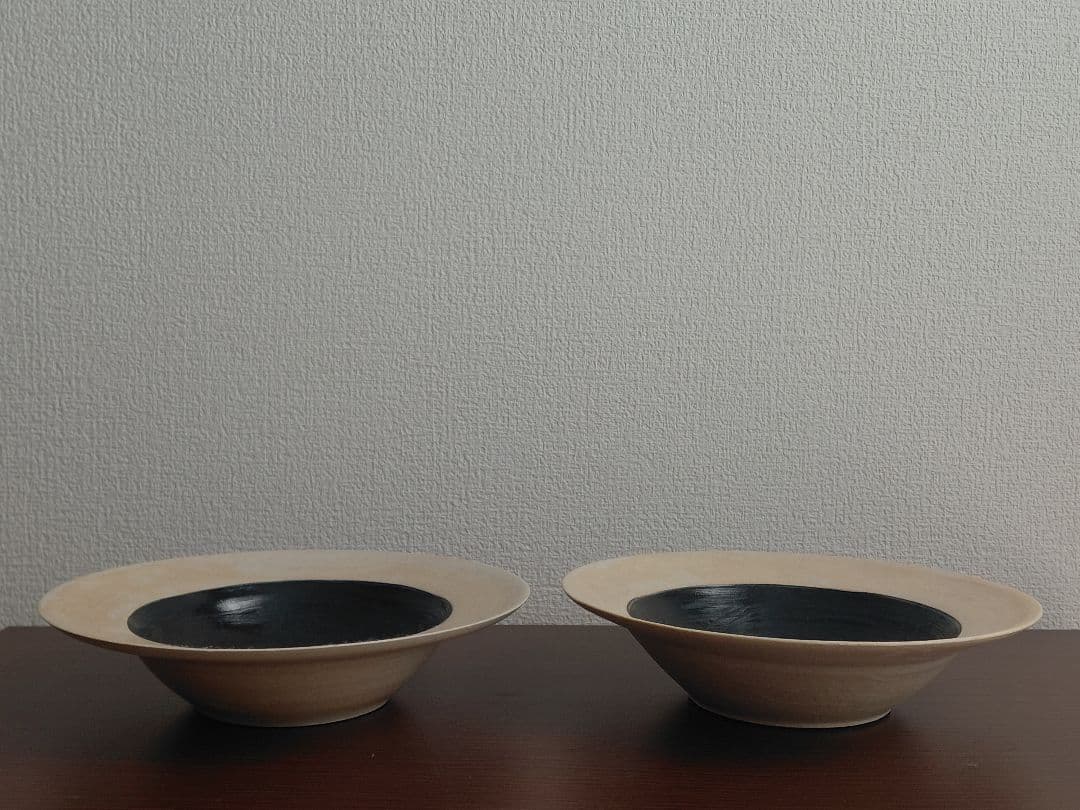 杉田真紀さん 黒とベージュの陶器製 深皿2枚セット