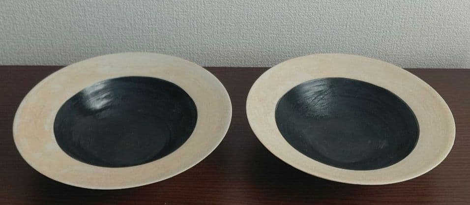 杉田真紀さん 黒とベージュの陶器製 深皿2枚セット