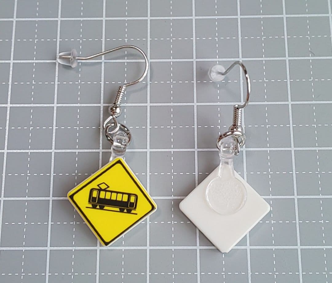 HM　ピアス　シルバー　トラフィック　道路標識　踏切あり