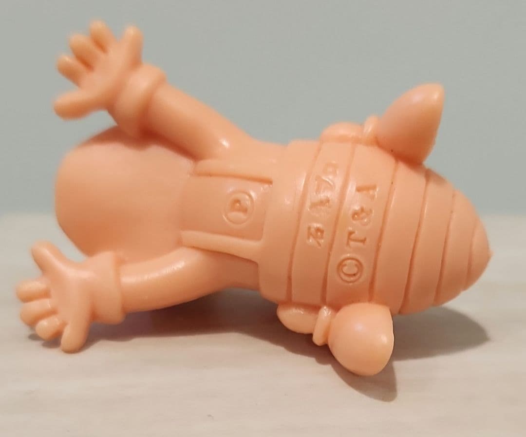 き*こ様 アラレちゃん消しゴム　肌色　美品 レア《ライダーバッタ》