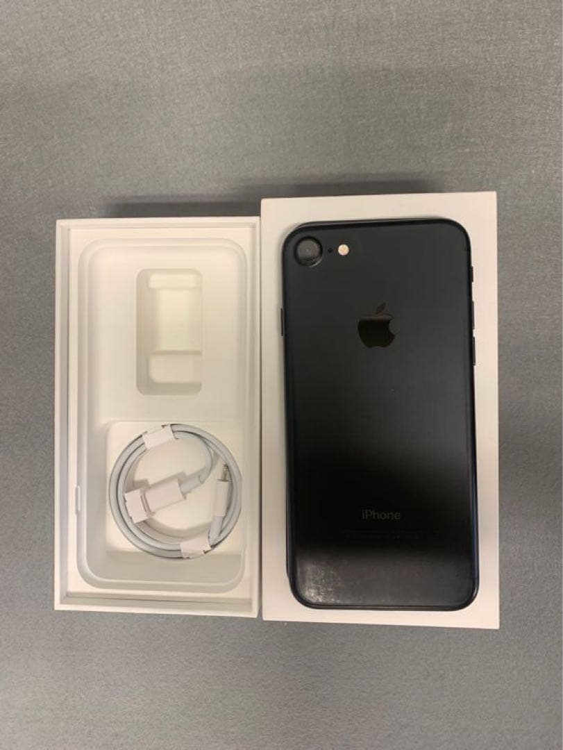 美品　国内版　SIMフリー　iPhone7　 128GB ブラック色