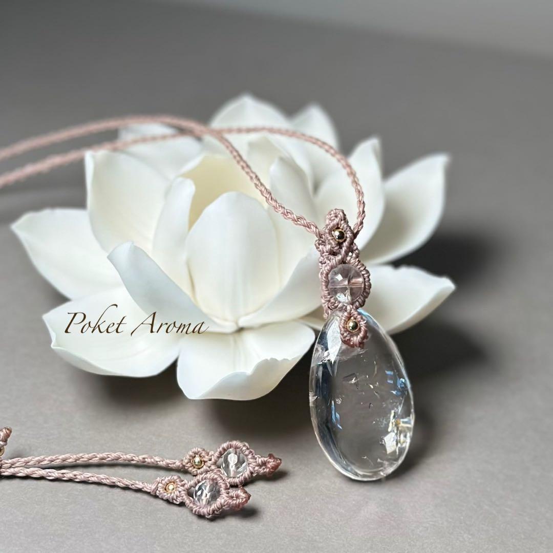 『虹咲』虹入りアイリスクォーツのマクラメペンダントネックレス