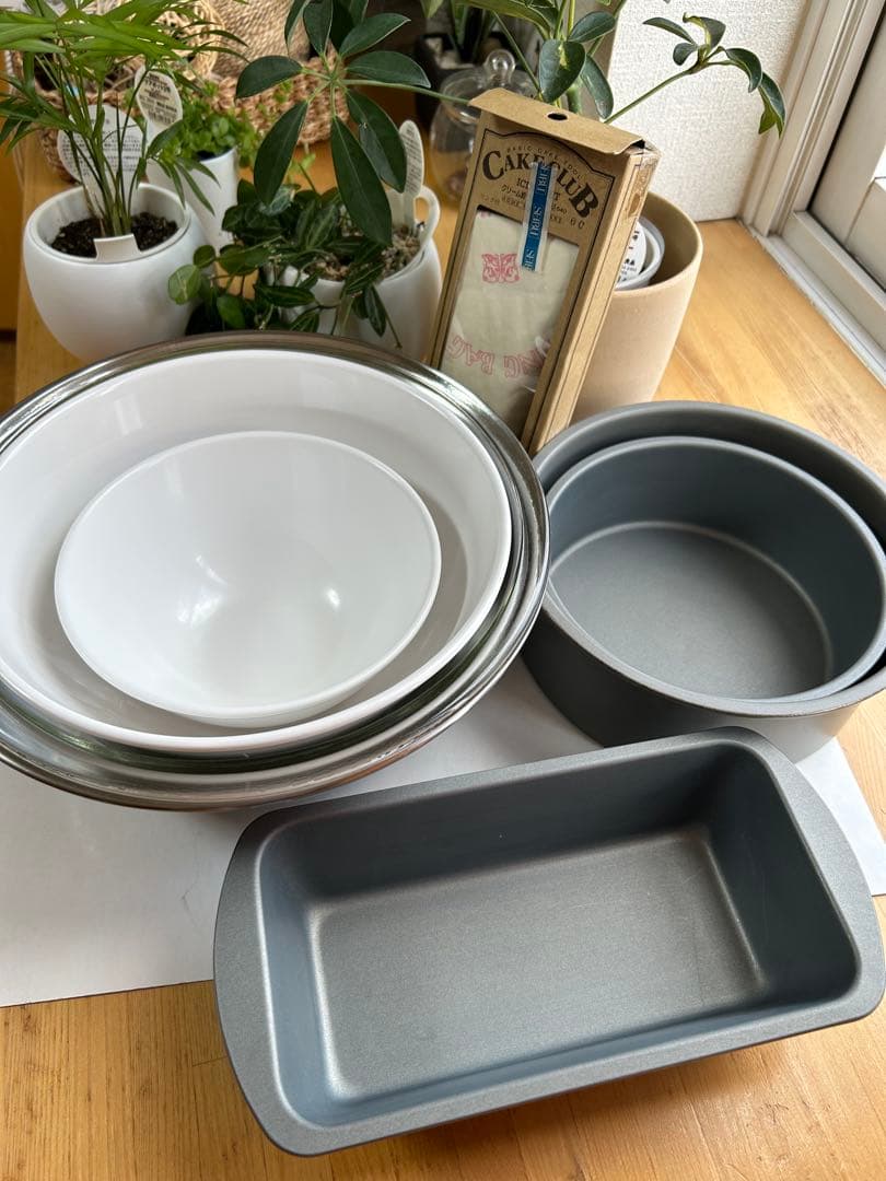 ケーキ型丸×2、パウンド×1 、パイレックスボウル、白プラボウル×2 、麺棒他