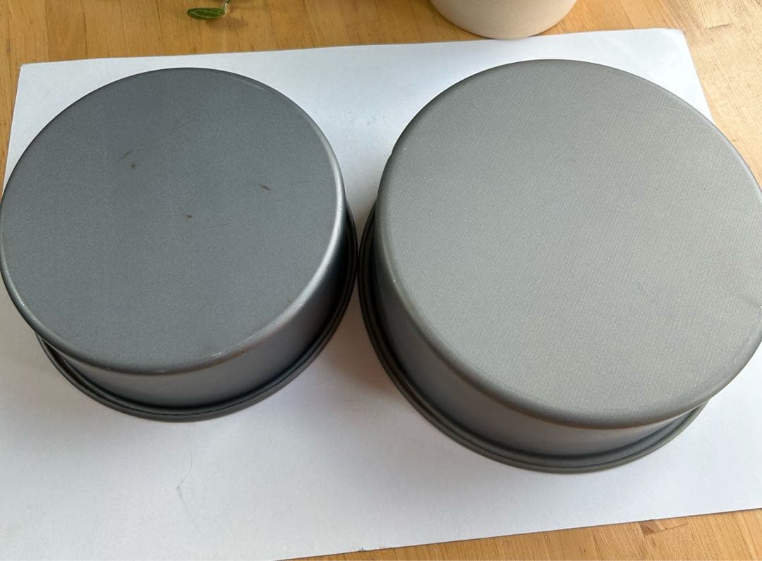 ケーキ型丸×2、パウンド×1 、パイレックスボウル、白プラボウル×2 、麺棒他