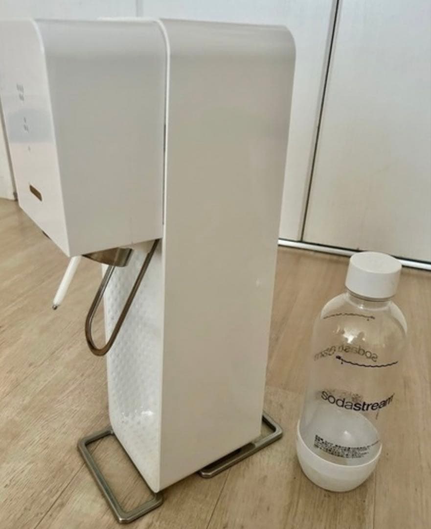 SodaStream 炭酸水メーカー ホワイト ボトル付き　送料無料