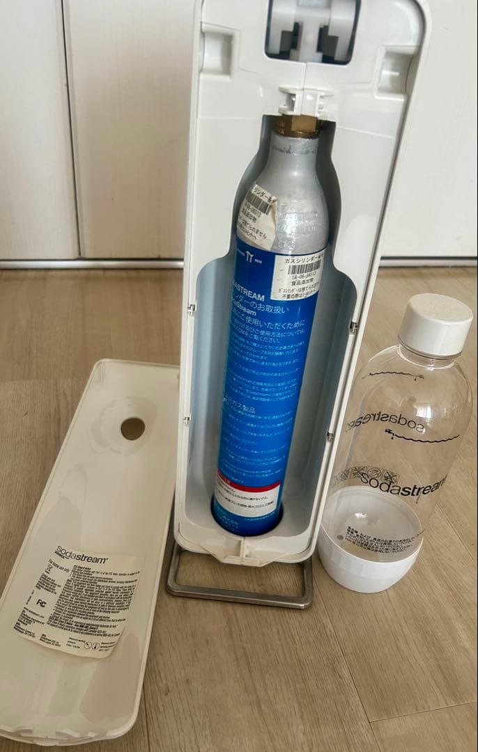 SodaStream 炭酸水メーカー ホワイト ボトル付き　送料無料