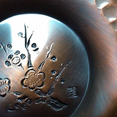 １１３８蔵出し 珍品銅の茶托中央に季節の絵柄作家名入り日本の技術と侘び寂びの世界