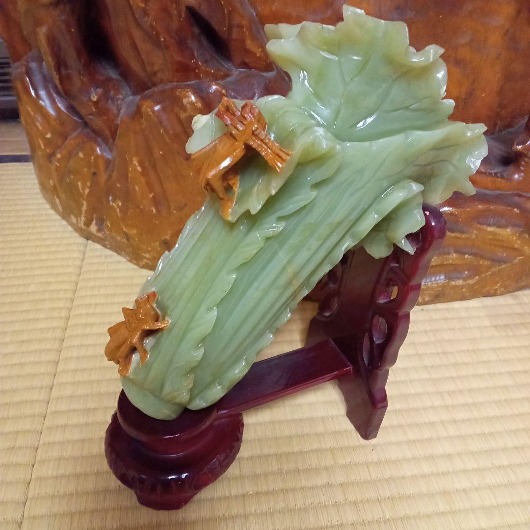 翡翠 白菜と昆虫の彫刻木製スタンド付き