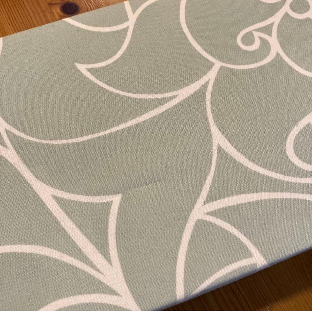 横でも縦にでも飾って良し！　ファブリックパネル　ヒルマ　約145㎝　蝶　北欧