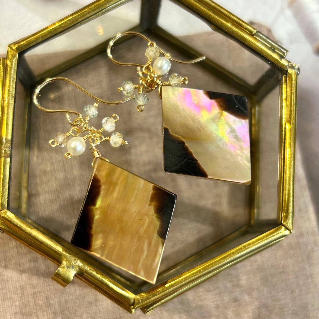 タヒチアンティアレとマイレ　カービング　ブラウンMOP　14kgf　天然石ピアス