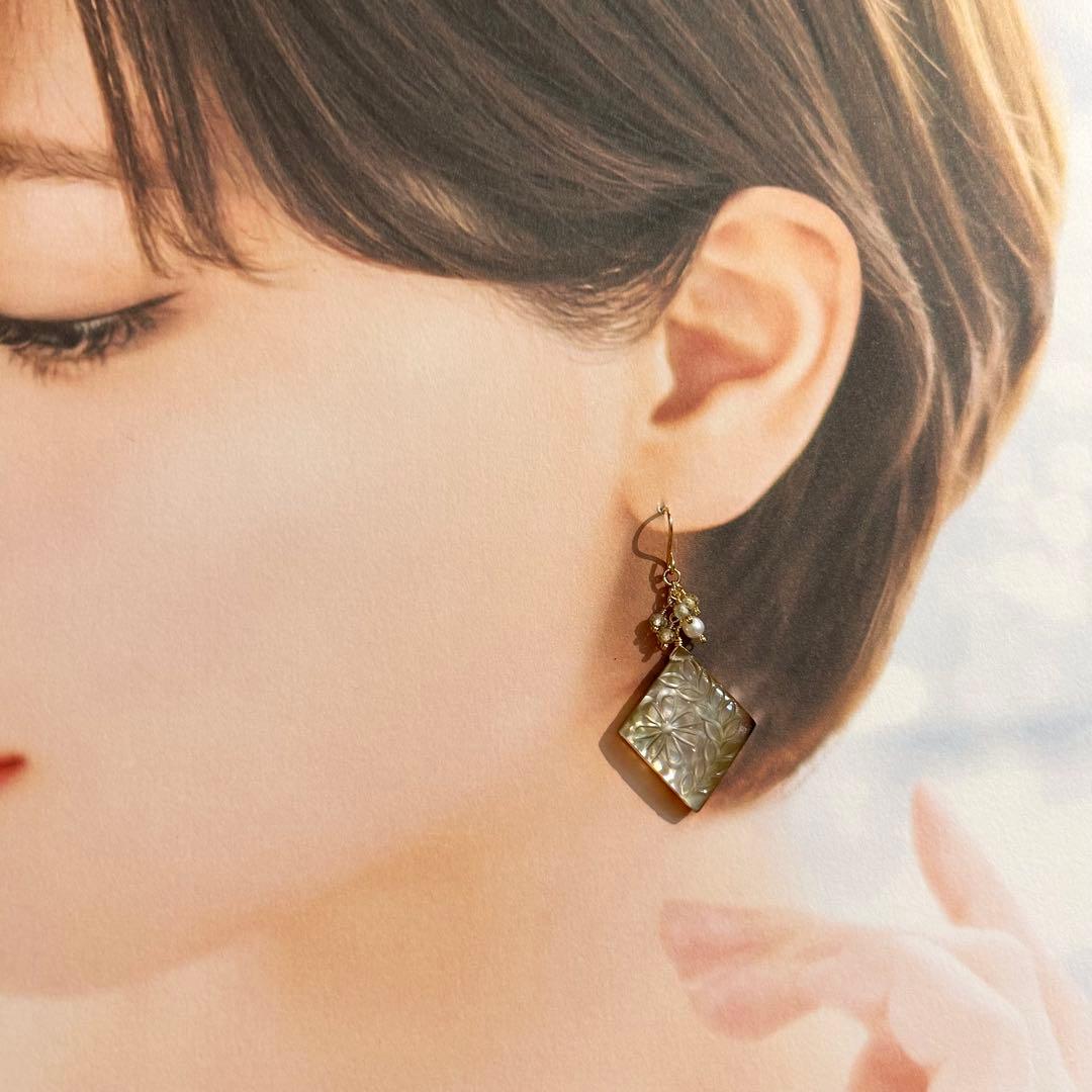 タヒチアンティアレとマイレ　カービング　ブラウンMOP　14kgf　天然石ピアス