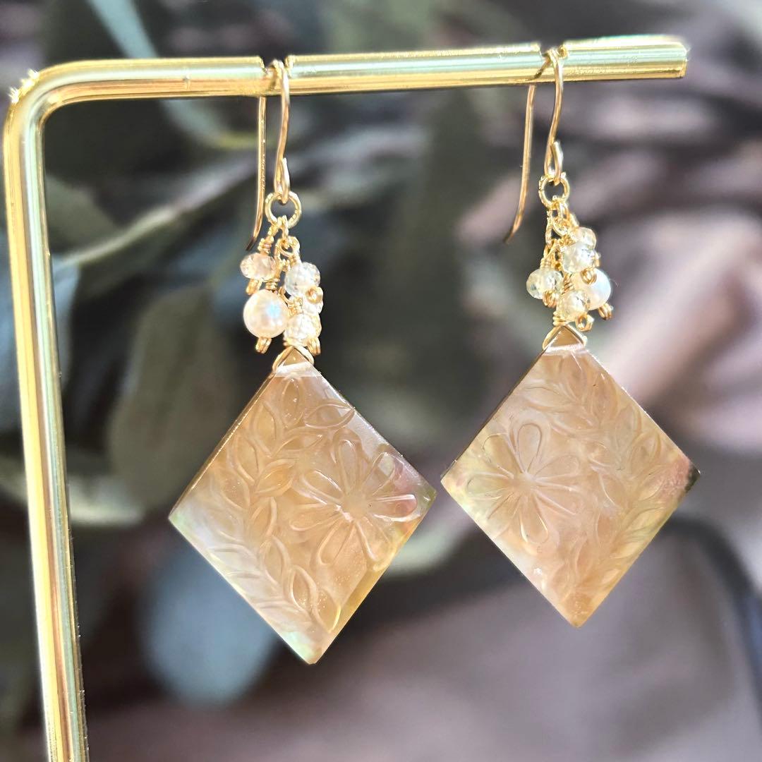 タヒチアンティアレとマイレ　カービング　ブラウンMOP　14kgf　天然石ピアス