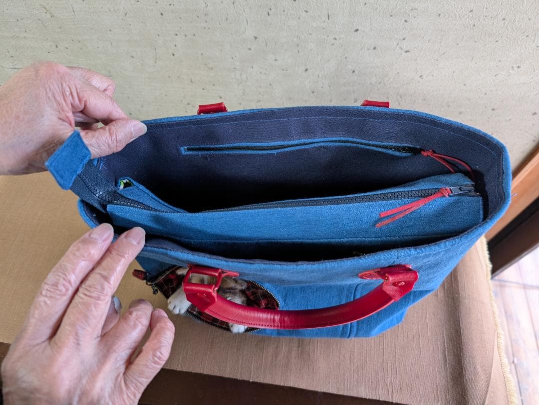 ハンドメイド 猫ちゃん飛び出すトートバッグ デニム＆レッド