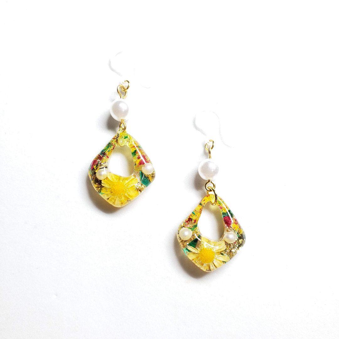 No.1597-E　ドライフラワーとパール☆レジン☆ピアス・イヤリング