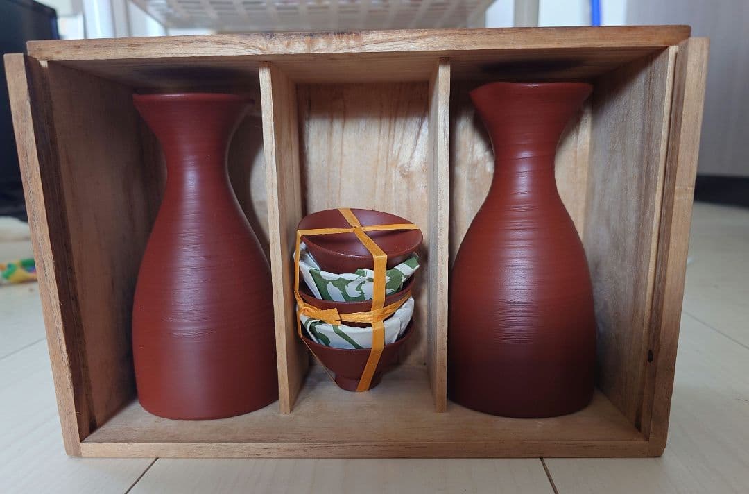 【人間国宝】三代 山田常山 常滑焼 朱泥 酒器セット（徳利2・猪口5）共箱・共布