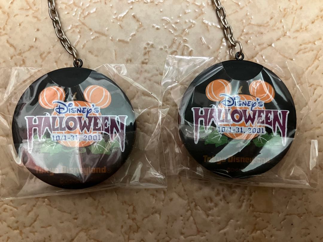 東京ディズニーランド ハロウィン2001 ミッキー キーホルダー ピンバッジ