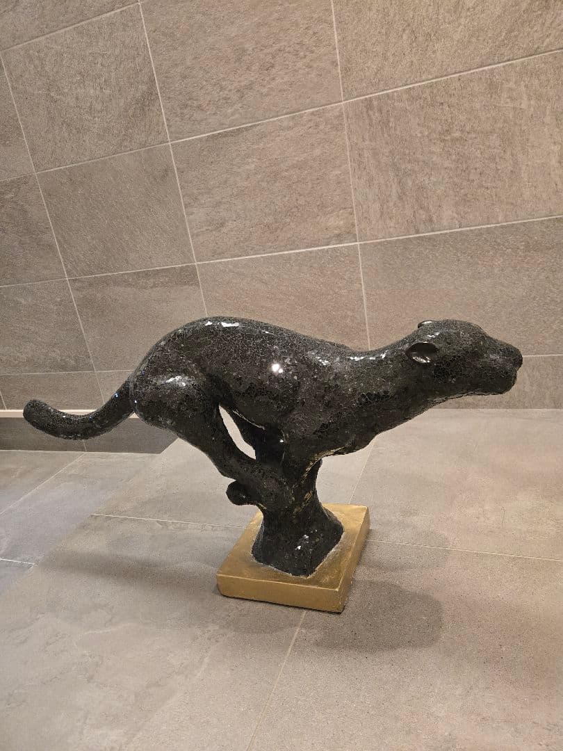 クロヒョウ　黒いオブジェ　 金色の台座付き 装飾品