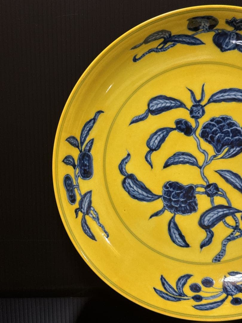 中国古玩 黄地青華折枝華紋盤 大明成化年製銘 大皿