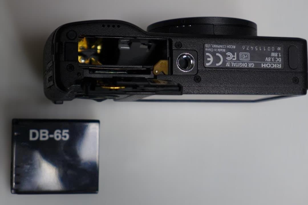 ★RICOH GR DIGITAL IVバッテリー+充電器+取説+メモリー付き★