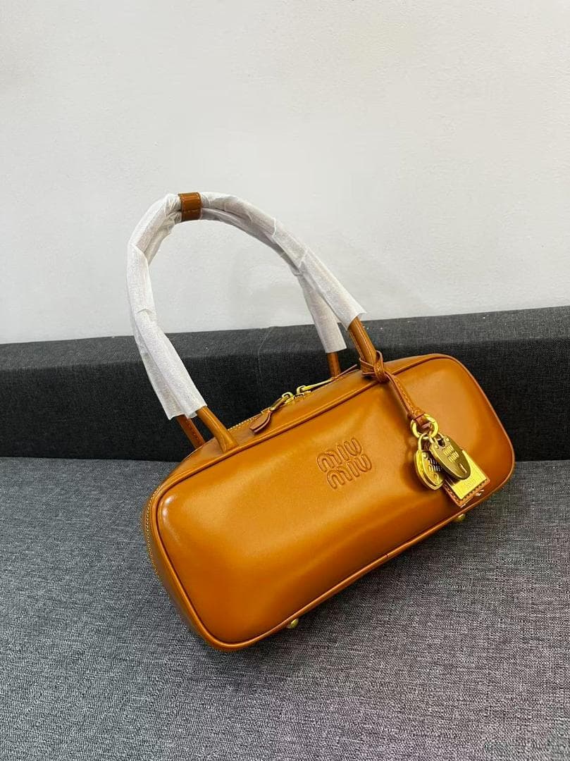 mIu MiUオレンジレザー ボックス型バッグ fr