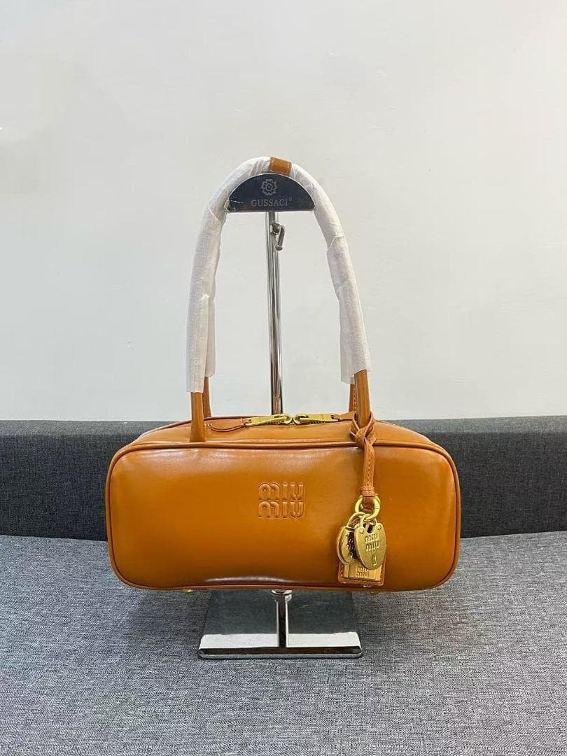 mIu MiUオレンジレザー ボックス型バッグ fr